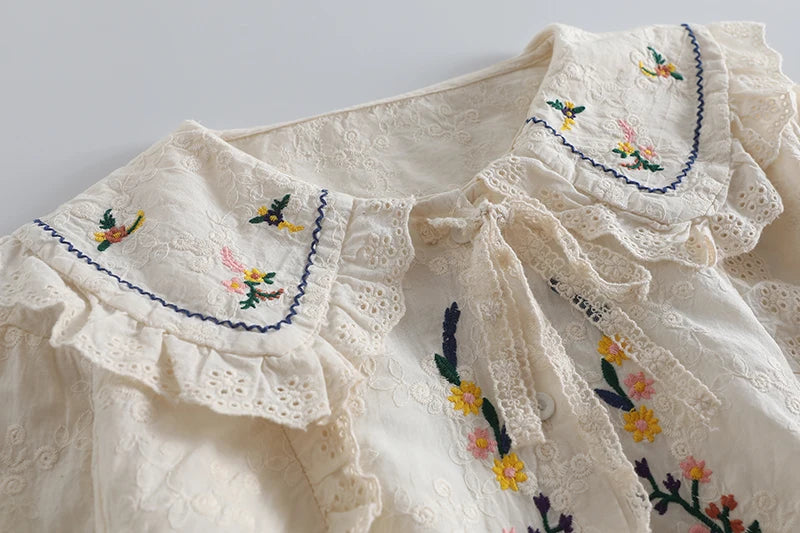 Förgätmigej – Broderad spetsblus