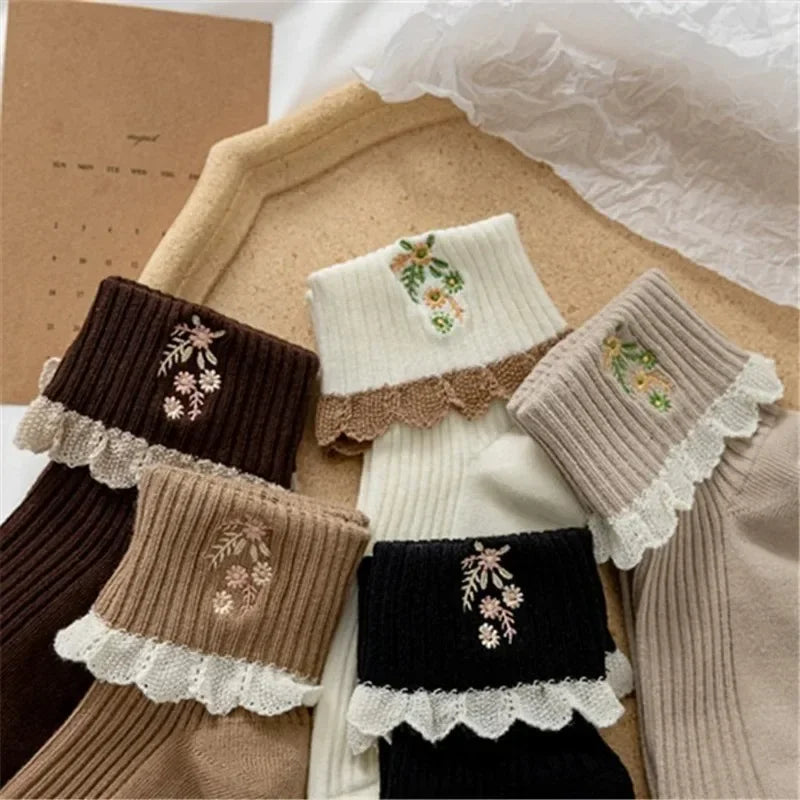 Klöverblom – Strumpor med spets och broderi