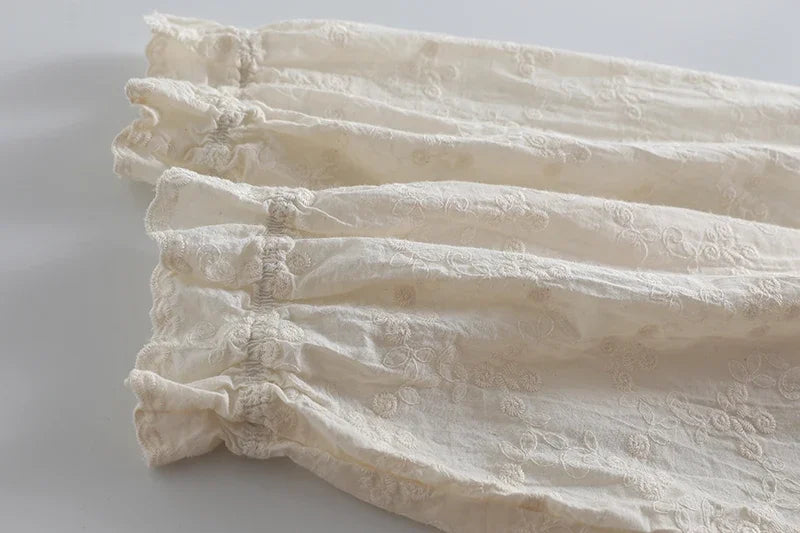 Förgätmigej – Broderad spetsblus