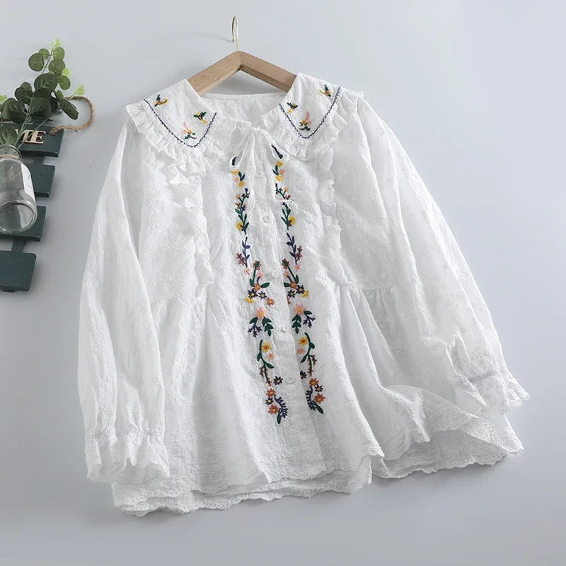 Förgätmigej – Broderad spetsblus